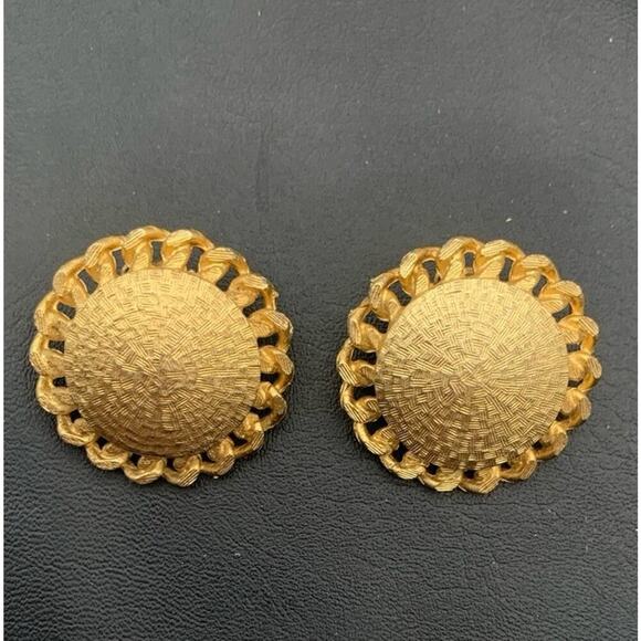 Vintage Textured Round Gold Tone Clip On Earrings - Picture 1 of 4